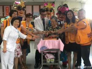 獅子會及廣靈民俗技藝團陪同南投醫院護理之家住民快樂歡唱。