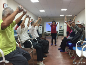 經過基金會導入憂鬱防治的相關服務後，多位獨居長輩已能跟其他長輩一起玩遊戲互動。（記者黃玉鼎攝）