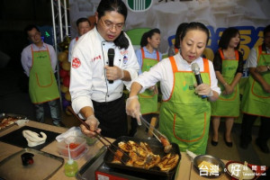 縣長張花冠化身大廚料理東石鄉農會美味杏鮑菇