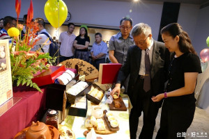 第四屆「茶、食好情誼，在地好伴手 」22日於南投縣竹山鎮遊山茶訪茶文化館舉行決賽，農糧署署長陳建斌(中)與台灣茶文化推廣協會理事長葉淑盆(右)及來賓參與現場巡看作品。