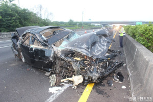 國一中山高南下斗南路段，今晨發生一起兩部自小客車陸續追撞聯結車的死亡車禍。（記者簡勇鵬攝）