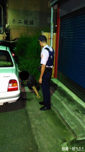 酒醉倒臥路旁 員警護送返家