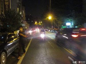 寶可夢玩家聚集抓寶 長竹警迅速疏導改善