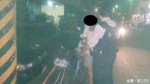 深夜老翁腳踏車故障 警長助排除