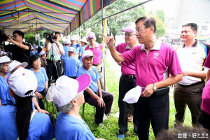 竹山鎮秀傳醫院20年來長期深耕社區，24日在社寮國中舉行「竹秀20與社區一起動起來–薪火相傳運動會暨園遊會」活動，縣長林明溱在縣議員蔡宜助、許素霞、竹秀院長謝輝龍等人陪同下，前往社區休息區訪視長輩。