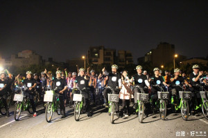 「星光T-Bike，安平夜未眠」活動在副市長顏純左（中）、交通局長張政源帶領下，分別以步行、騎自行車或騎電動車方式，由安億橋頭出發。