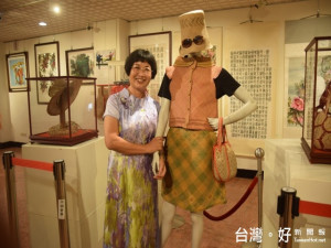 具有編織、書法、國畫、太極拳等活力十足藝術家林惠津，昨日起在大甲

裕珍馨三寶館展示藝術作品，吸引很多民眾觀賞。（記者陳榮昌攝）