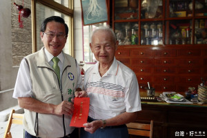 感謝長者一生奉獻、表達敬老心意 涂市長致贈105年度重陽節敬老禮金