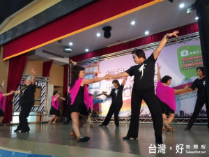 大甲光田綜合醫院昨日舉辦大甲社區健康舞大賽，剛動完人工髖關節置換

手術梁鴻英參加比賽，跳出精彩舞姿，引來不少掌聲。（記者陳榮昌攝）