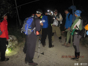 三位登山客挑戰單日往返志佳陽山，摸黑下山迷途求援，搜救人員趕在「梅姬」颱風來襲之前安全救出。（圖／和平警分局提供）