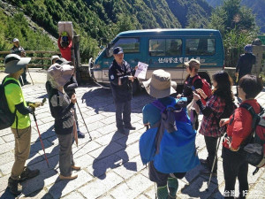 玉山分隊塔塔加小隊員警前往玉山國家公園玉山步道登山口，勸導民眾儘速下山，並進行入園管制。