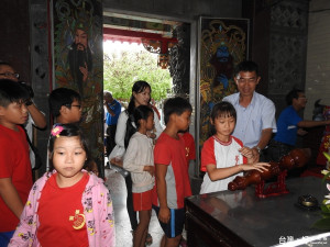 台南市將軍區保濟宮的祭孔儀式，學生虔誠膜拜撫摸文昌筆祈求學業進步。（記者邱仁武／攝）