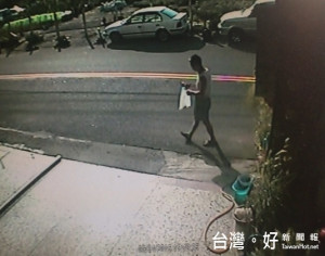 毒殺狗群警方調出監視器。林重鎣攝