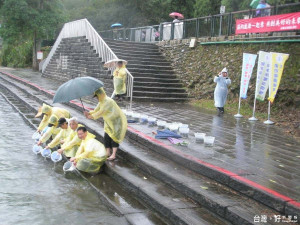 大觀發電廠副廠長陳慶協〈右2〉、魚池鄉長陳錦倫〈右1〉等人在日月潭朝霧碼頭放養魚苗。