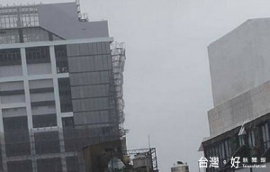 台中李方艾美酒店傳出鷹架倒塌意外，2位民眾閃避不及當場遭砸傷。（圖／翻攝自臉書爆料公社）