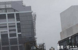台中李方艾美酒店傳出鷹架倒塌意外，2位民眾閃避不及當場遭砸傷。（圖／翻攝自臉書爆料公社）