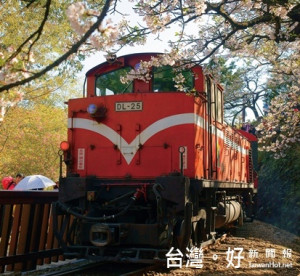 2016全國古蹟日嘉義壓軸登場，蒸汽火車及檜木車廂迎賓。