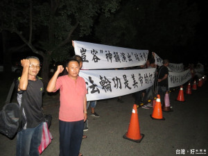 神韻藝術團在雲林演藝廳演出前，遭中華統一促進黨乾隆黨部率眾拉白布條抗議。（記者蘇榮泉拍攝）
