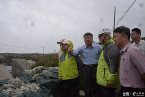 由於三條崙海堤曾在去年因杜鵑颱風潰堤，李縣長率水利處長許宏博、新聞處長陳膺仁至麥寮施厝寮大排及三條崙海堤巡視。（記者蘇榮泉拍攝）