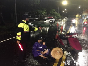 霧峰警方救助被強風吹倒的騎士。林重鎣攝