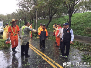 北港鎮長張勝智親率清潔隊清除路障，提醒民眾注意安全。（記者陳昭宗拍攝）