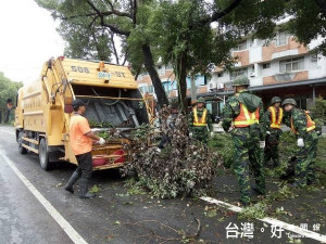 國軍弟兄及清潔隊工作人員協助道路環境之清理與消毒，盡快全面恢復市容觀瞻。（記者陳昭宗拍攝）
