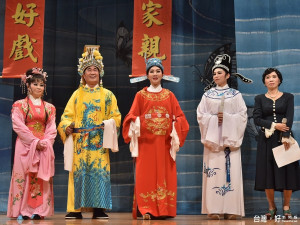 副市長李四川、議員白佩茹、王淑慧、賴秋媚、林裔綺等出席記者會，演出精彩片段。（圖／記者黃村杉攝）