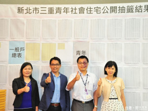 城鄉局長邱敬斌以資策會 (CTTI)認證之電腦抽籤系統，完成3階段抽籤作業。（圖／記者黃村杉攝）