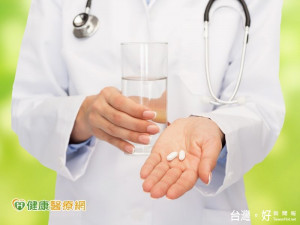 吃藥加牛奶顧胃？　恐影響藥效又傷胃