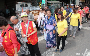 仁愛之家與華山基金會和企業邀長輩踩街渡重陽。
