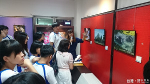 劉子卉老師親臨展覽會場導覽解說。