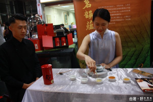 南投縣 8大茶區代表都泡好茶請來賓品茗會場茶香四溢=（記者扶小萍攝）