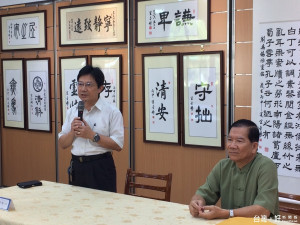 廖宏瑩校長讚揚及感謝王校長七年來對校務的辛苦擘劃、對學校的用心經營，並以學生的多元學習展現來呈現王校長豐碩的治校果實。（記者蘇榮泉拍攝）