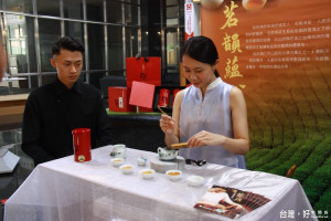 陳建伶與茶侶陳建中素雅服裝與茶席凸顯松紅茶為主角。（記者扶小萍攝）
