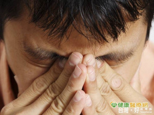 壓力大！　男子嘴歪、臉僵、口水不止