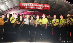 虎尾東區扶輪社薩克斯風愛樂團演出報酬全數捐給雲林家扶中心，共累計有218,643元做為雲林縣弱勢兒童福利基金。（記者蘇榮泉攝）