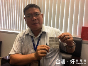 中市府會園區警察隊林騰瑜隊長說，電話小貼紙方便府內單位即時聯繫。（記者賴淑禎攝）