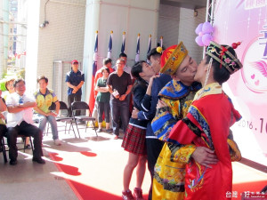 新人代表邱維德及蔡伊婷；另一對新人代表周士傑及邱鎵楨扮演五阿哥及還珠格格在記者會現場擁吻，讓市長鄭文燦哈哈大笑。
