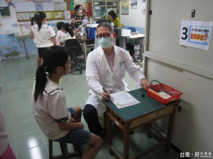 朴子醫院蔡宗龍院長帶頭呼籲學子及民眾踴躍施打預防流感肆虐