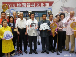 鄭文燦市長在市議員邱素芬、陳美梅陪同下出席眷村文化節，與微電影主角乾爸乾德門、大溪橋愛社區第二代王琄，古寧頭大捷百歲人瑞卜爺爺和眷村代表們分享大時代記憶、眷村生活點滴與濃厚人情味