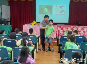 北港分局婦幼宣導列車深耕校園，宣講「家庭暴力防治及性騷擾防治」，讓學童了解保護自己及尊重他人。（記者陳昭宗拍攝）