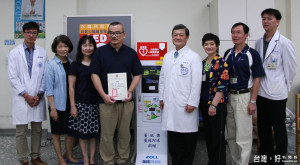 董聯伯先生為感謝成大醫院對雙親於就醫期間的照顧，以雙親之名義捐贈一台AED。（記者蘇榮泉攝）