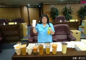 手搖飲料類違規比例全國最高，桃園市議員謝彰文要求衛生局加強稽查。
