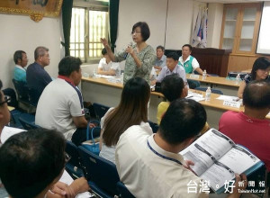 明年即將開徵的「豬場水汙費」，立委蘇治芬邀集相關單位在土庫和麥寮地方說明會，向農戶說明及釋疑。（記者陳昭宗拍攝）