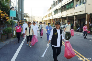 二基醫院健康慶重陽　居民公園一起尋找煙蒂檳榔渣