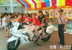 北港警分局道安宣導團以多元化的體驗方式，讓學子們實際了解交通安全的重要性。（記者陳昭宗拍攝）