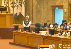 李進勇縣長感謝全體議員鼎力支持，協助推動各項縣政，希望議會繼續支持與鞭策，共同為雲林縣的未來打拼。（記者陳昭宗拍攝）