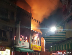 斗南中正路弘爺早餐店凌晨遭祝融，火勢盛旺波及隔壁的火鍋店。
（記者簡勇鵬拍攝）