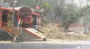 東部豪雨成災，台東正氣北路鯉魚山方面發生山崩。（圖／翻攝自爆料公社，社員 張容慈 分享）