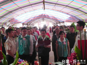 大甲區各界於七日上午假國家三級古蹟文昌祠，隆重舉行至聖先師孔子誕

辰祭祀典禮。區長劉來旺分送參與學生、民眾壽桃，祈都能金榜題名、長

壽。（記者陳榮昌攝）

